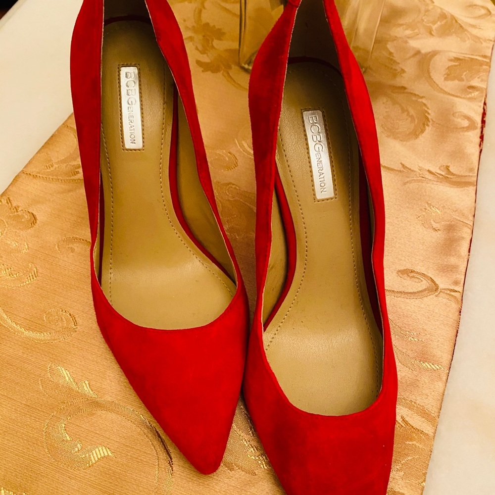 Beautiful BCBGeneration red pumps.👠